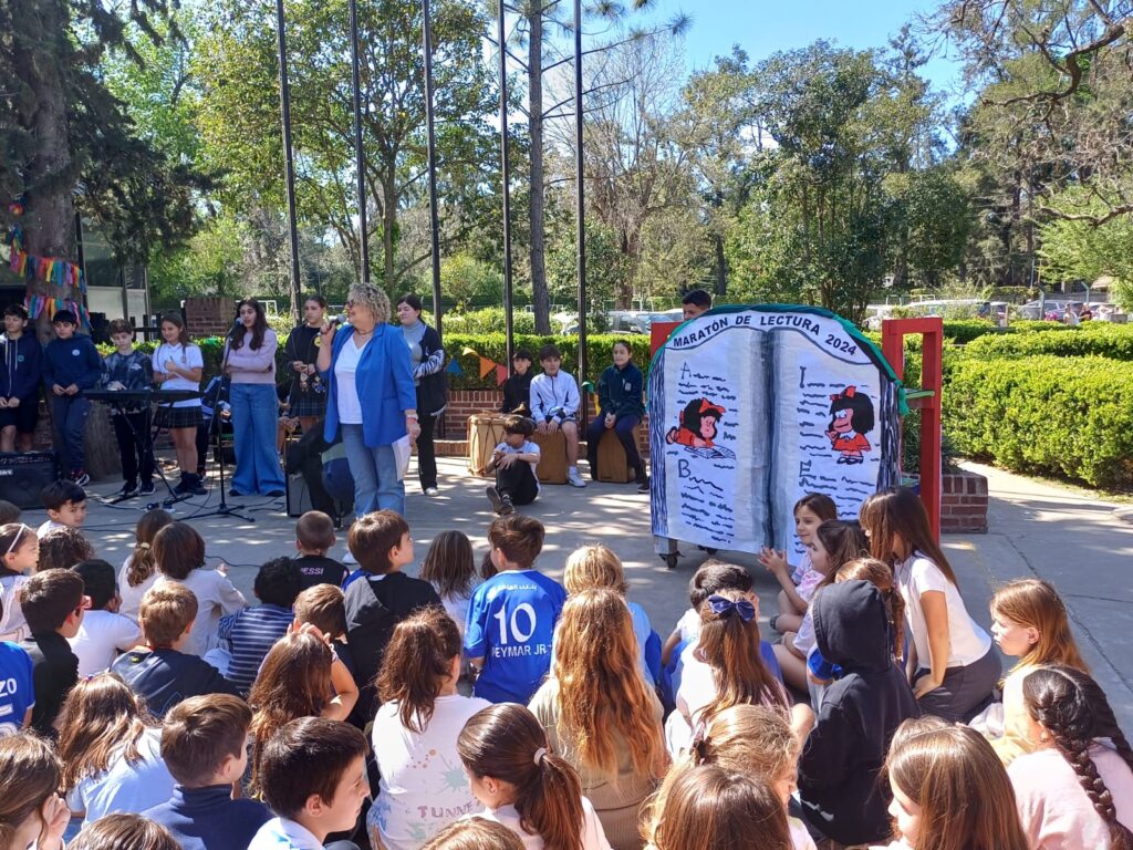 Los alumnos de todos los niveles de DHS participaron de la 22° Maratón Nacional de Lectura de la Fundación Leer bajo el lema: “Entre risas, carcajadas e ironías. Cuando el humor irrumpe en la literatura” Los alumnos de 2°, 3° y 4° año de secundaria compartieron lecturas con los alumnos de kinder y primaria, mientras que los de 5° año se encargaron de la organización, diseñando actividades y encuentros literarios que reflejaron a la perfección el lema de este año. Cerramos el evento con la banda de música. Agradecemos a los docentes y alumnos que colaboraron en este proyecto institucional y felicitamos a Laura Delari, bibliotecaria de nivel secundario, por la coordinación de esta hermosa jornada.